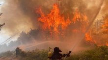 [FOTO] Iscrpljeni vatrogasci na Krasu objavili fotografije borbe s požarom: Vatra se približila kućama, objavljene satelitske snimke vatrene stihije