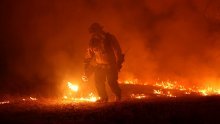 Požar na sjeveru Kalifornije, evakuirano oko dvije tisuće ljudi