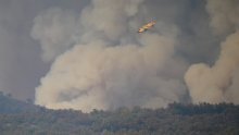 [VIDEO] Vatrogasce u Sloveniji okružila vatra, spasio ih kanader