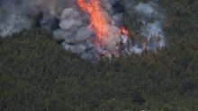 [FOTO] Ne smiruje se požar na Čvrsnici: Zaprijetio kućama i franjevačkom samostanu, u pomoć došao i hrvatski kanader