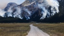 Hrvatski vojni helikopter gasi požar u Bosni i Hercegovini, i dalje gori Park prirode Blidinje