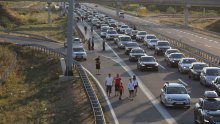 Počele velike gužve na autocestama, kilometarske kolone na Maslenici i Krčkom mostu