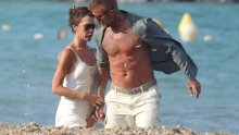 Usklađeni na svim poljima: David i Victoria Beckham poziraju u odgovarajućim stajlinzima koraljne boje