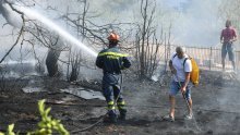 Požar iz Crne Gore kod Vitaljine prešao u Hrvatsku, doletjeli kanaderi koji su gasili na Hvaru