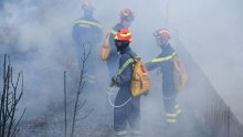 [FOTO] Vatrogasci već danima gase dva požara na Velebitu, a zbog suše i mještanima donose vodu