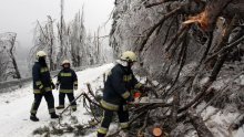 Orkanska bura lomila stabla, raspirivala požare