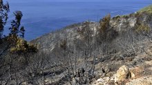 Helikopter na vrh Biokova dostavio vatrogascima opremu za gašenje požara