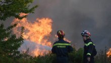 [FOTO/VIDEO] Izbio požar kod zadarske trajektne luke, objekti zasad nisu ugroženi