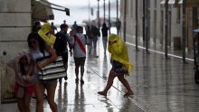 [FOTO/VIDEO] Veliko nevrijeme u Splitu: Kiša poplavila ceste, vatrogasci zatrpani pozivima; u Komiži padala tuča