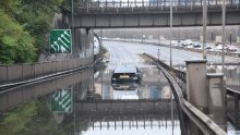 [FOTO] Veliko nevrijeme pogodilo Veliku Britaniju: Dijelovi Londona poplavljeni, kiša stvorila probleme u javnom prijevozu