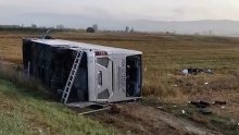 Prevrnuo se autobus na autoputu u Srbiji, jedna osoba poginula, 25 ozlijeđeno