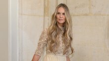 Na pragu 60-e ona nosi slip haljinu i pokazuje lice bez šminke: Elle Macpherson oduševljava izgledom koji prkosi godinama