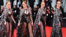 U sedmom desetljeću mami uzdahe: Julianne Moore u glamuroznom izdanju pokazala liniju iz snova