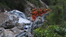 [FOTO] U Sečuanu tlo ne prestaje tresti: Kina raščišćava ceste do epicentra potresa, broj mrtvih popeo se na 74