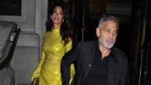 Amal Clooney pokazala preplanule noge u mini haljini upečatljive boje