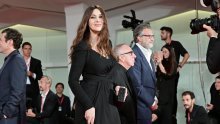 Sve staje kad se pojavi Monica Bellucci: Prelijepa Talijanka ne odriče se omiljene modne formule