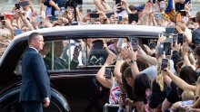 Kralja Charlesa III tisuće su okupljenih pozdravile pred Buckinghamskom palačom