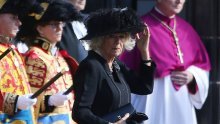 Ništa nije slučajno: Camilla je svojim izgledom suptilno odala počast svojoj svekrvi, kraljici Elizabeti