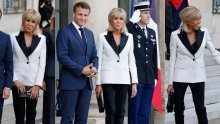 Prkosi trendovima: Modna ikona Brigitte Macron ne odustaje od svojeg omiljenog modela hlača