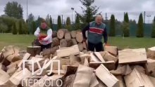 [FOTO/VIDEO] Dobro raspoloženi Lukašenko u ležernom izdanju cijepa drva i ruga se Europi: Spriječimo da EU umre od hladnoće