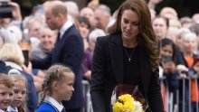 [FOTO/VIDEO] Kate Middleton iz gomile je odabrala upravo nju: Osmogodišnja djevojčica s plišancem ovome se nije nadala