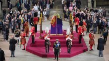 Nepoznati muškarac istrčao je iz reda, bacio se prema lijesu kraljice Elizabete i pokušao podići kraljevsku zastavu