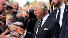 Raste zabrinutost za zdravlje kralja Charlesa: Za vrijeme posjete Walesu svi su gledali u njegove ruke