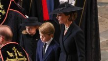 Emocije su na vrhuncu: Princ George i princeza Charlotte u procesiji za kraljičinim lijesom