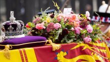 Otkriven sadržaj posebne poruke: Kralj Charles III. u cvijeću na vrhu kraljičinog lijesa ostavio karticu s emotivnim riječima