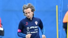 [FOTO] Vatreni večeras na Maksimiru predstavljaju dresove za SP. Luka Modrić je oduševljen: Magična crveno-bijela polja...