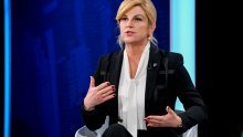 Teško je reći koji je bolji: Kolinda Grabar Kitarović uspješno je pokazala dva poslovno-elegantna stajlinga