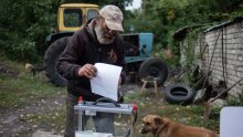 [FOTO] Četvrti dan referenduma u ukrajinskim okupiranim područjima: Dužnosnici, uz pratnju vojske, nose glasačke kutije od vrata do vrata