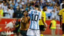 [FOTO] Navijač dotrčao ravno do Messija. Svi su se preplašili, a onda je kapetan argentinske reprezentacije uzeo stvar u svoje ruke