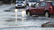 U centru Zagreba pukla cijev: Za sav promet zatvoren dio ceste, a iz Holdinga poručuju - sve je uobičajeno