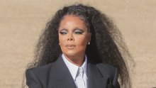 [FOTO] S godinama sve više sliči na pokojnog brata Michaela: Janet Jackson snimljena nakon McQueenove revije