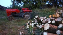 Muškarac poginuo nakon što je proklizala prikolica i prevrnula traktor na njega