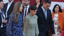 Usklađen stajling mame i kćeri: Kraljica Letizia ima prekrasnu haljinu s točkicama, a po pitanju stila u stopu je prati mlađa kći