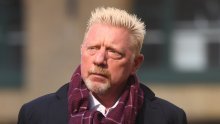 Nakon prvih šest mjeseci u zatvoru Boris Becker izgubio je nekoliko kilograma, redovito vježba i ostale zatvorenike podučava jogi