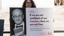 Salman Rushdie ne vidi na jedno oko i ne može koristiti ruku