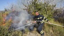 [FOTO] Planuo požar iznad Karepovca; stigao i helikopter u pomoć