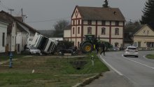 [FOTO] Krš i lom u Črnkovcima: Šleper izletio s ceste i zabio se u kuću, vozač neozlijeđen