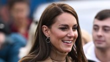 Skromna princeza: Kate Middleton stajling u trendi nijansi zaokružila je efektnim naušnicama jeftinijima od 50 kuna