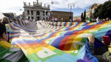 [FOTO] Tisuće izašle na ulice Rima: Zahtijevaju mir i da Italija prestane slati oružje Ukrajini