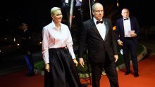 Bijela košulja itekako može biti elegantna, a monegaška princeza Charlene dobro je zna kombinirati, čak i u neočekivanim prigodama