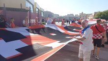 [VIDEO/FOTO] Hrvatski kvadratići preplavili Katar; pogledajte atmosferu oko stadiona i najveću navijačku zastavu ikad!