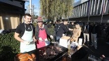 [FOTO/VIDEO] Iznenada zatvorena menza na Fakultetu strojarstva i brodogradnje: Pogledajte kako su se studenti snašli i kolegama pripremili ručak