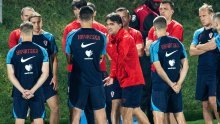 [FOTO] 'Vatreni' odradili večernji trening, a jedan je naš reprezentativac trenirao odvojeno od momčadi