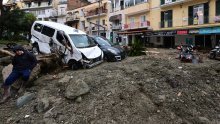 [FOTO] Jedna žena poginula u odronu na otoku Ischiji, traga se za još deset osoba