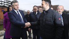 [FOTO] Plenković u Petrinji obišao kuću u izgradnji i obitelj koja će u nju useliti