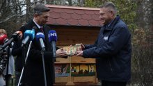 [FOTO] Pahor darovao pčelinjak zagrebačkom Zoološkom vrtu; na proljeće će se useliti kranjska pčela